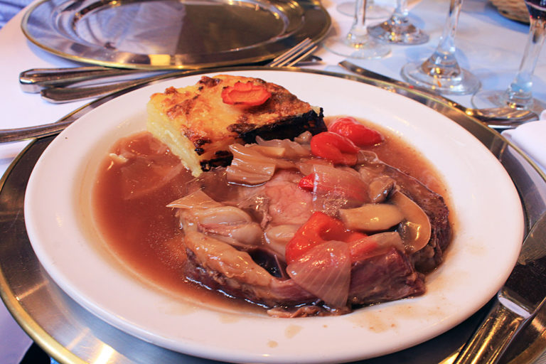 Plato Principal. Ojo de Bife Relleno a la Borgoña con Mil Hojas de Papas a la Crema